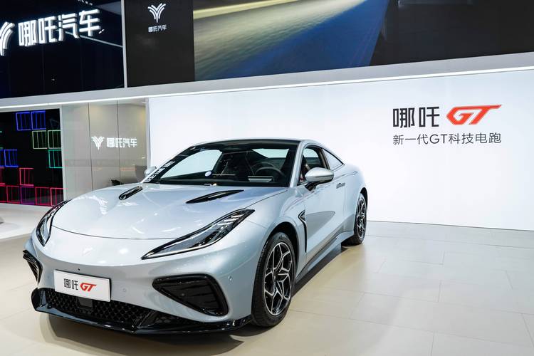 深圳173哪吒汽车在智能汽车领域的表现，领途汽车在新能源汽车市场中的影响力